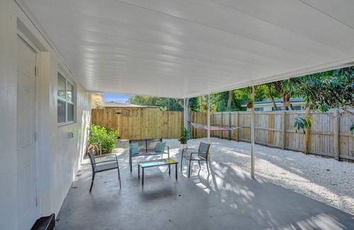 Central Oakland Park House | Updated 2/2 home w/a private back yard. 5 minutes from the beach and downtown.