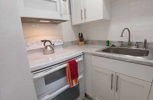 Bonita Shores Cottage | Updated 2024 King Bed Kit W/D Dock On Imperial River 1.3 Mi to Beach Sleeps 4