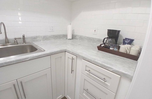 Bonita Shores Cottage | Updated 2024 King Bed Kit W/D Dock On Imperial River 1.3 Mi to Beach Sleeps 4