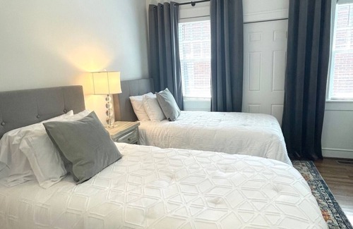 Dilworth Apartment | Updated Charming 2 Bedroom Luxury Apartment Home in Historic Dilworth