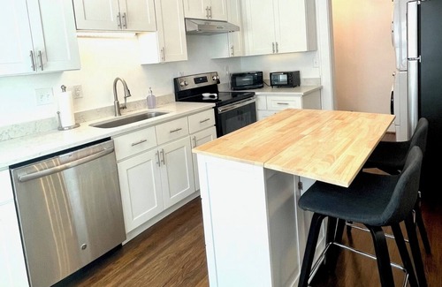 Dilworth Apartment | Updated Charming 2 Bedroom Luxury Apartment Home in Historic Dilworth