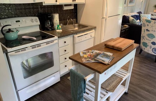 Night Heron House | Updated Coastal Bungalow in Night Heron – Walk to the Beach, Pet-Friendly