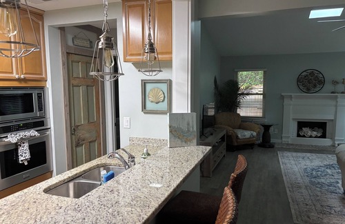 Mount Pleasant House | Updated Coastal Cottage – Clean, One Level Close to Beach & Downtown &Dog Lovers