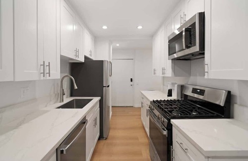 Van Nuys Apartment | Updated Los Angeles Apartment with Pool – Near Universal