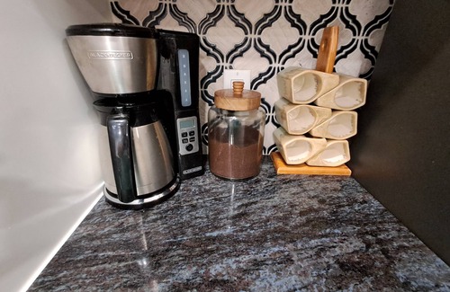 South Venice House | Updated S Venice 3/2 house. 5 mins to the beach. Steps to the Venetian Waterway.