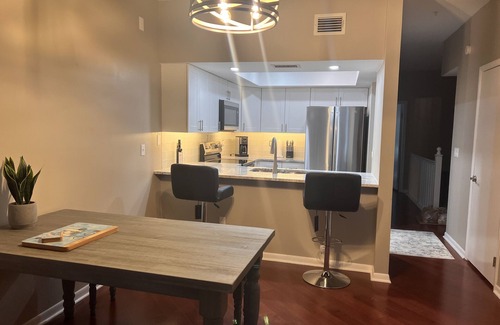 Island Estate House | Updated Townhome, Walking distance to Beach, Restaurants, Aquarium and Shops