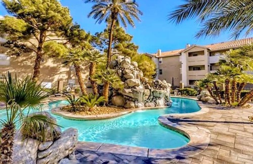 Las Vegas Condo | Upgraded Tropical Oasis! Heated Pool, Spa & Gym, Walk to Strip!