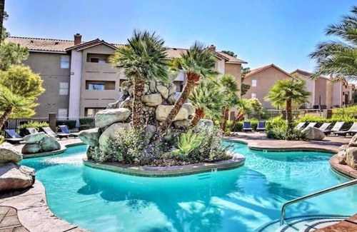 Las Vegas Condo | Upgraded Tropical Oasis! Heated Pool, Spa & Gym, Walk to Strip!