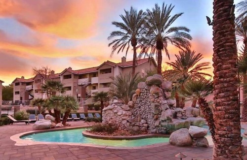 Las Vegas Condo | Upgraded Tropical Oasis! Heated Pool, Spa & Gym, Walk to Strip!