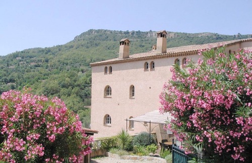 Le Bar-sur-Loup Apartment | Upper Garden Apartment with *Large Heated Pool*