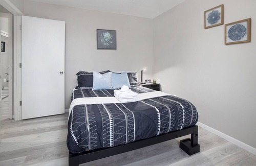 Brookline Station Apartment | ✵ Upscale 2BR/2BA Apt - South Springfield ✵