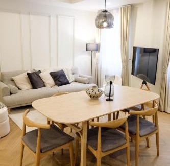 Bangkok Central Business District Apartment | Upscale 3-bedroom 3-bathroom suite 1 min to BTS Prompong