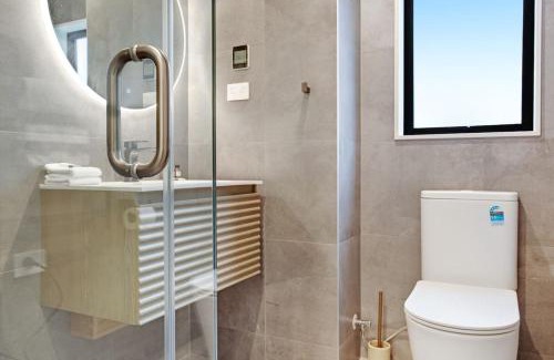 Orakei House | Upscale Abode with Lift, Sea and Skyline Views