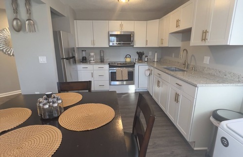 Kansas City Apartment | Upscale apartment near Worlds of Fun, Arrowhead Stadium, Country Club Plaza!