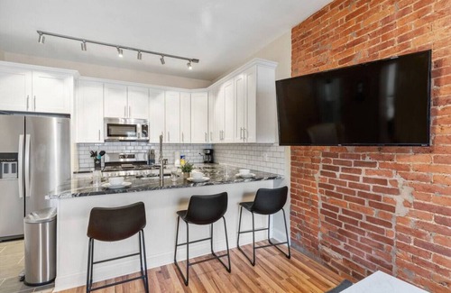 Shadyside Apartment | Upscale Double King Bed Suite ~ Steps from Walnut!