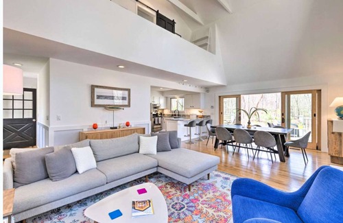 Northwest Harbor House | Upscale Hamptons Home: 1 Mi to Sammys Beach!