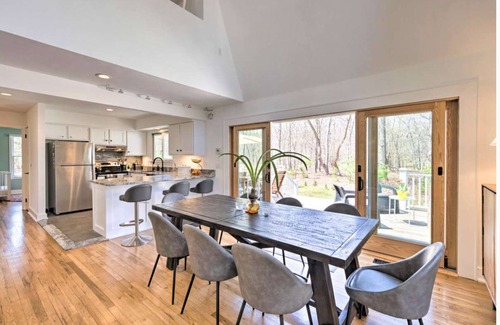 Northwest Harbor House | Upscale Hamptons Home: 1 Mi to Sammys Beach!