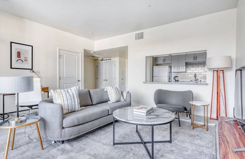 Evergreen Park Apartment | Upscale Palo Alto 2BR w/W/D, Pool & Spa, near 280 & 101, by Blueground