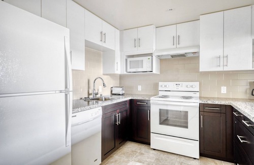 Evergreen Park Apartment | Upscale Palo Alto 2BR w/W/D, Pool & Spa, near 280 & 101, by Blueground