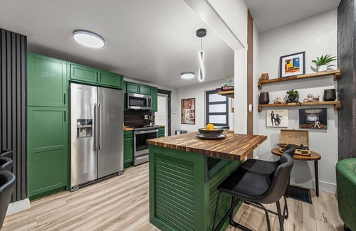 Independence House | Upscale Stay Near Stadiums, Truman Sites, Downtown Kansas City, & Hospitals