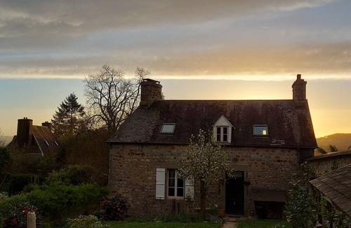 Mortain House | Upside Down ,cosy one bedroomed gite ,10 minutes walk into town/countryside.
