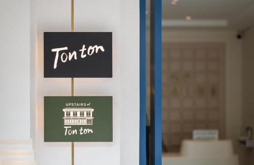 Phra Nakhon Hotel | Upstairs at Ton Ton