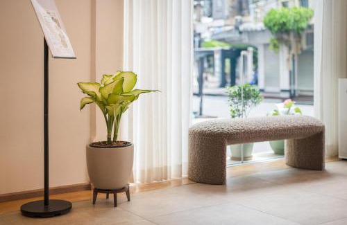 Phra Nakhon Hotel | Upstairs at Ton Ton