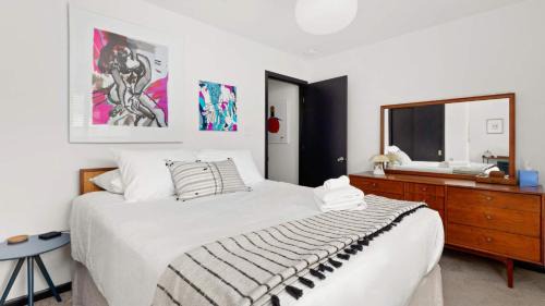 East Congress House | Upstay Contemporary 3BR Family Home with Garden and Indoor Fireplace