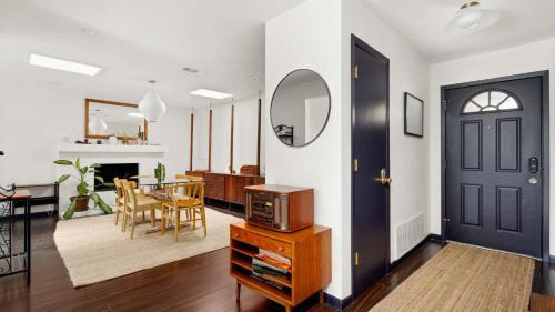 East Congress House | Upstay Contemporary 3BR Family Home with Garden and Indoor Fireplace