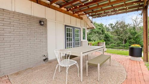 East Congress House | Upstay Contemporary 3BR Family Home with Garden and Indoor Fireplace