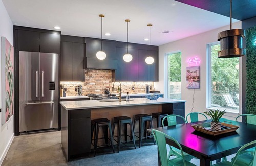 East Cesar Chavez House | Upstay: Luxe Pool Retreat—7 Min to Rainey St