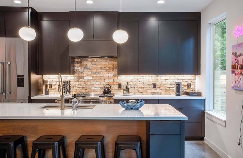 East Cesar Chavez House | Upstay: Luxe Pool Retreat—7 Min to Rainey St