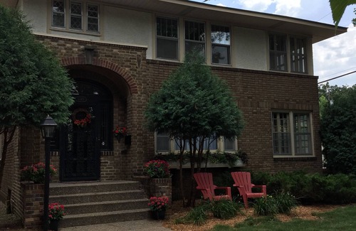 Ecco Apartment | Uptown 4BR steps to Lake Calhoun, near Downtown&Mall of America, Garden Patio!