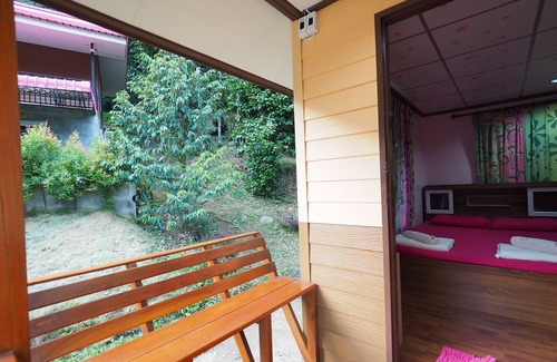 Lan Saka Hotel | Urawadee Homestay Khiri Wong