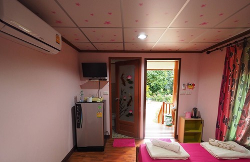 Lan Saka Hotel | Urawadee Homestay Khiri Wong