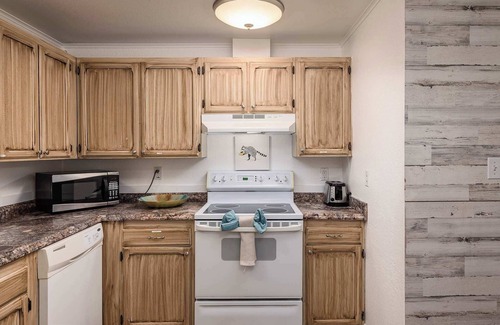 Taku - Campbell Apartment | Urban Anchorage 2BR Hideaway