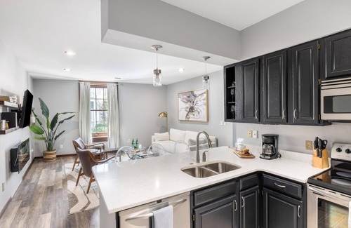Downtown Charleston Apartment | Urban and Charming, Sleeps 12 on King Street!