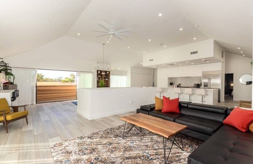 Garfield Condo | Urban Art Loft - Historic DT Phoenix-Chefs Kitchen