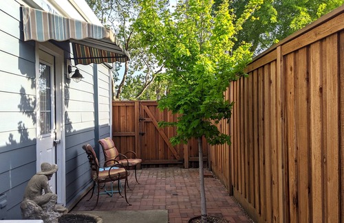 Southeastern Sacramento House | Urban Art Oasis-Room w/private entrance and patio