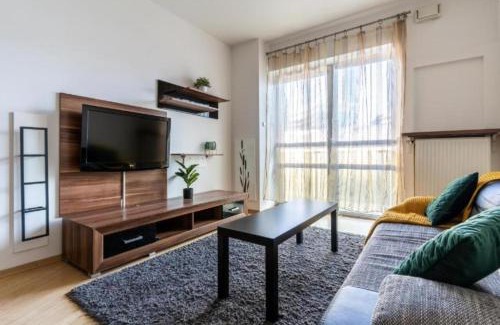 Mirow Apartment | Urban Chic - One Bedroom Apartment - Luxury Warsaw Stays- Platinum Towers&606