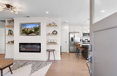 Healdsburg House | Urban Elegance in Wine Country: Unwind Just Moments from Healdsburg Plaza!