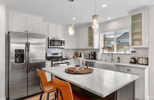 Healdsburg House | Urban Elegance in Wine Country: Unwind Just Moments from Healdsburg Plaza!