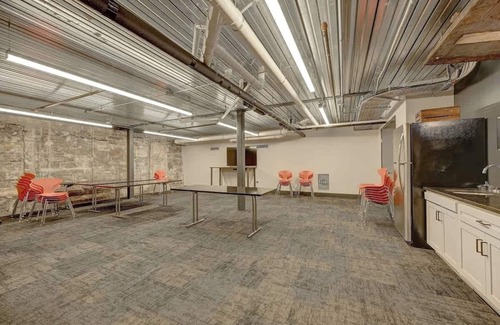 Westown Apartment | Urban Escape | Gym, Parking , Game Lounge , WiFi