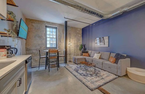 Westown Apartment | Urban Escape | Gym, Parking , Game Lounge , WiFi