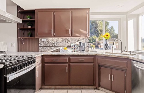 Greenacres House | Urban Escape! Massive home in Central Bakersfield!