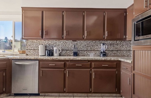 Greenacres House | Urban Escape! Massive home in Central Bakersfield!