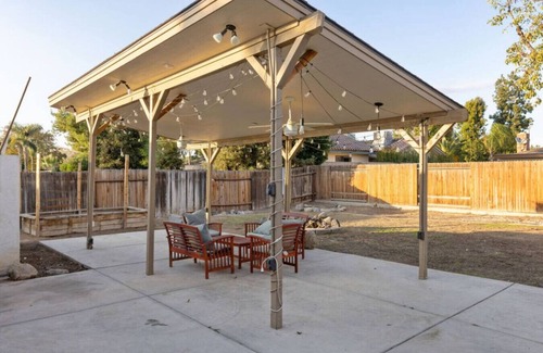 Greenacres House | Urban Escape! Massive home in Central Bakersfield!