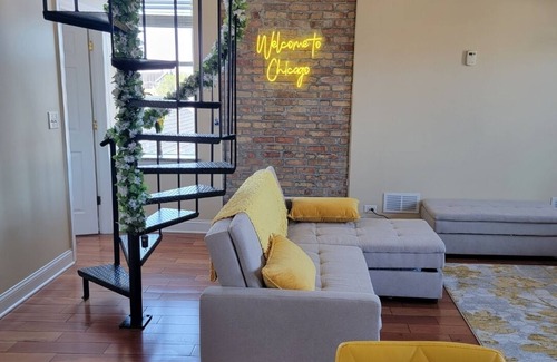 Pilsen Apartment | Urban Escape w/Skyline views