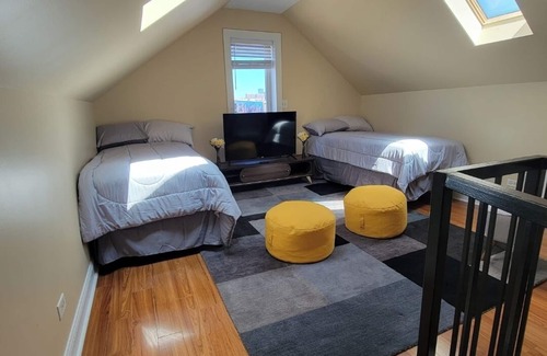 Pilsen Apartment | Urban Escape w/Skyline views