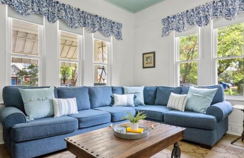 Columbia House | Urban Farmhouse-Sleeps 8